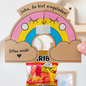 Bunte DIY-Regenbogen-Einladungskarte für den Kindergeburtstag mit Fruchtgummitütchen (Vorderseite)