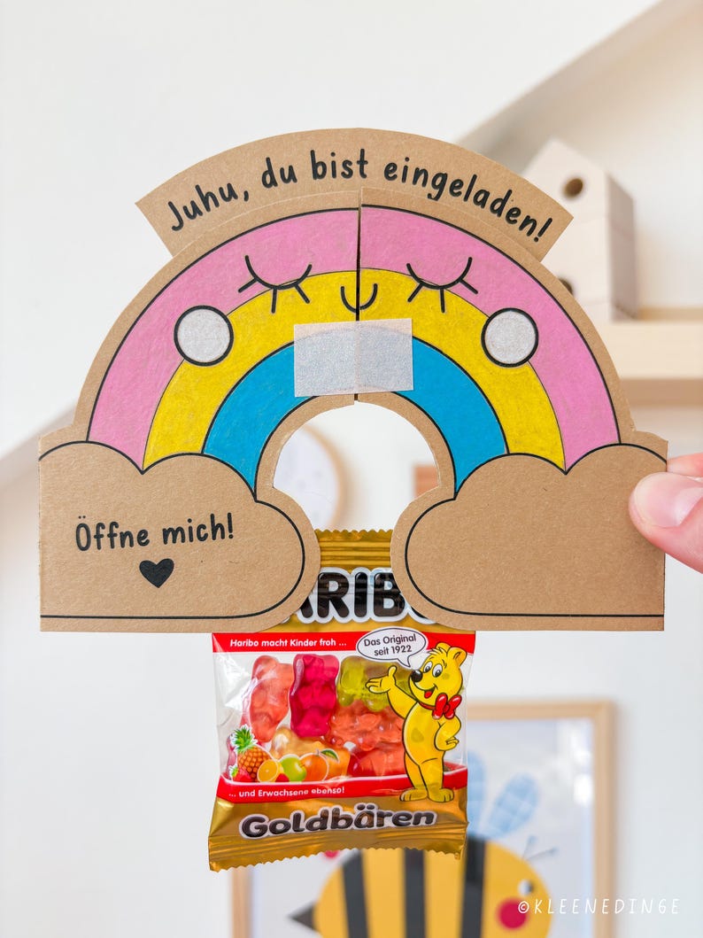 Bunte DIY-Regenbogen-Einladungskarte für den Kindergeburtstag mit Fruchtgummitütchen (Vorderseite)