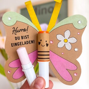 Einladung Schmetterling über Finger gestülpt – mit Brauselippenstift (Lolli)