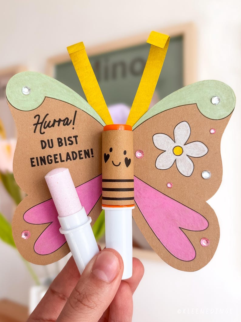 Einladung Schmetterling über Finger gestülpt – mit Brauselippenstift (Lolli)