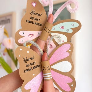 Zwei Varianten der Schmetterlings-Einladung über dem Finger – DIY Druckvorlage für Kindergeburtstag