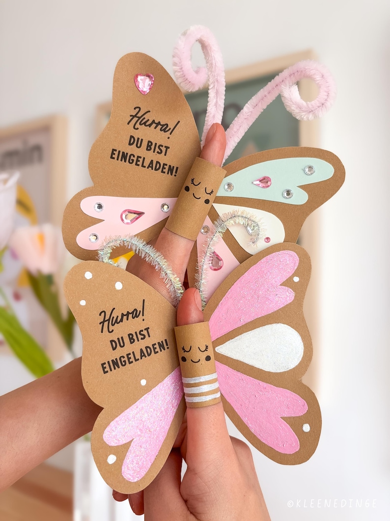 Zwei Varianten der Schmetterlings-Einladung über dem Finger – DIY Druckvorlage für Kindergeburtstag