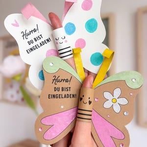Selbstgebastelte Schmetterlings-Einladung mit Brauselippenstift (Lolli) – über den Finger gestülpt