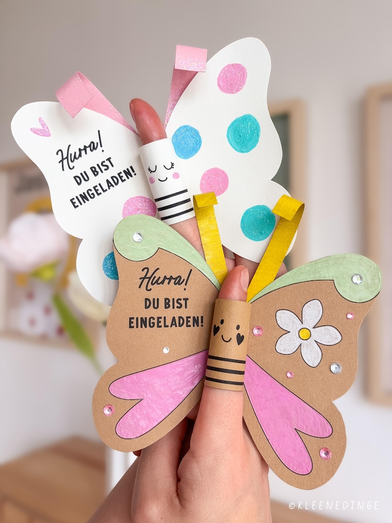 Selbstgebastelte Schmetterlings-Einladung mit Brauselippenstift (Lolli) – über den Finger gestülpt