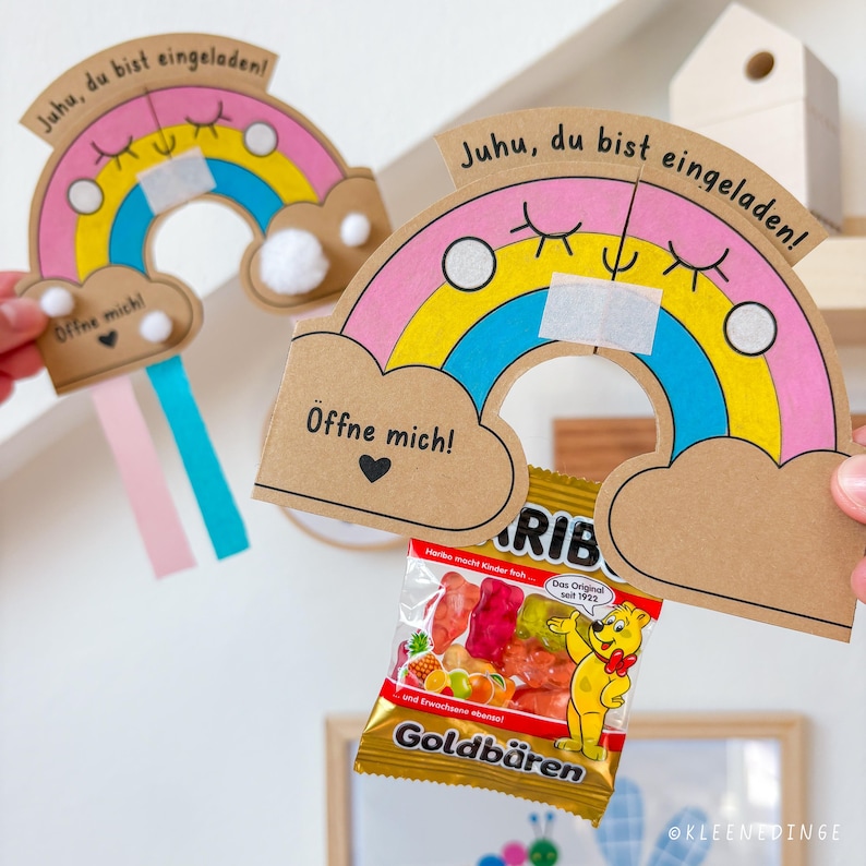 Bunte DIY-Regenbogen-Einladungskarte für den Kindergeburtstag – mit Süßigkeit oder Krepppapier.