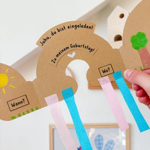 "Bunte DIY-Regenbogen-Einladungskarte für den Kindergeburtstag mit Krepppapier (Innenseite) – inkl. 'Wann' und 'Wo'-Kärtchen