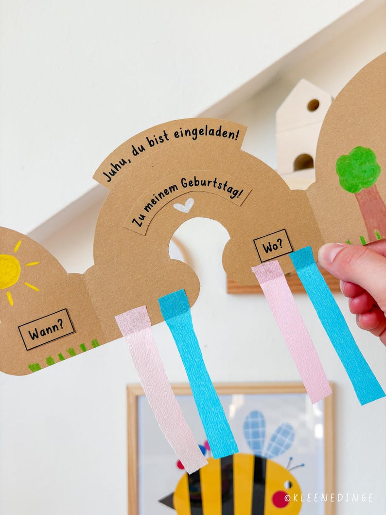 "Bunte DIY-Regenbogen-Einladungskarte für den Kindergeburtstag mit Krepppapier (Innenseite) – inkl. 'Wann' und 'Wo'-Kärtchen