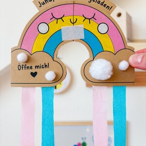 Bunte DIY-Regenbogen-Einladungskarte für den Kindergeburtstag mit Krepppapier (Vorderseite)