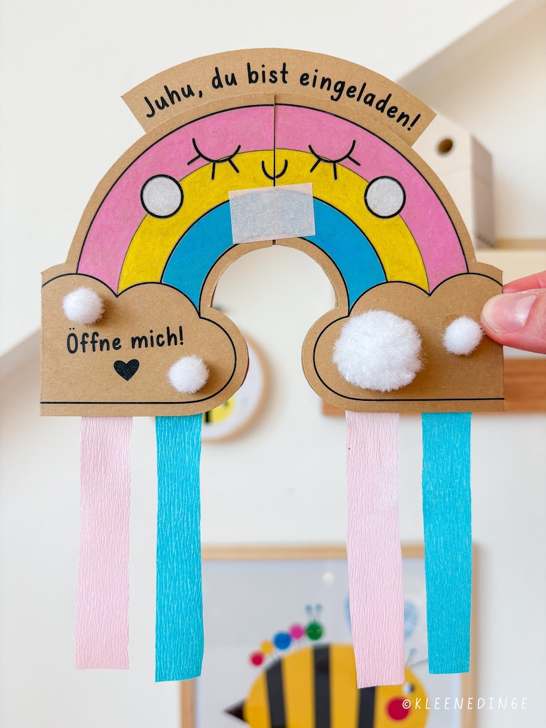 Bunte DIY-Regenbogen-Einladungskarte für den Kindergeburtstag mit Krepppapier (Vorderseite)