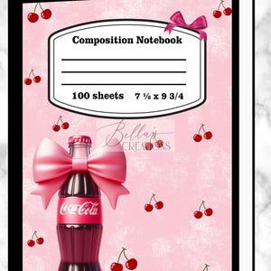 Puede incluir: Cuaderno de composición con fondo rosa, botella de Coca-Cola con lazo rosa y cerezas. El cuaderno tiene 100 hojas y mide 19 x 24,8 cm.