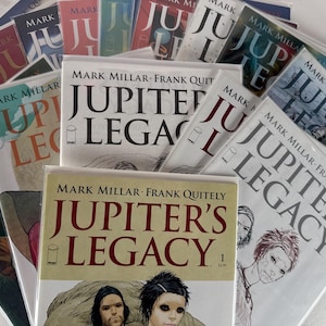 以下が含まれることがあります： マーク・ミラーとフランク・クワイテリーによる「ジュピターズ・レガシー」というタイトルのコミックブックの束。コミックブックは、青、赤、黄色のさまざまな色合いです。