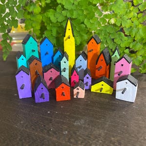 Miniatuurpoppenhuisvogelhuisjes: handgemaakt decor van teruggewonnen hout