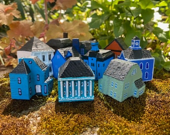 Gotische kleine houten dorpshuizen: met de hand geschilderde, uit hout gesneden kleine huisjes