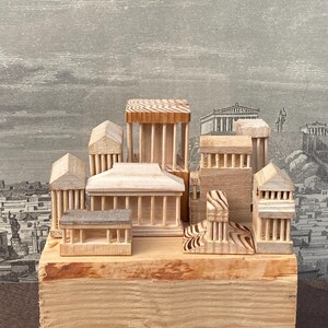 VILLA GRECO-ROMANA: Casas pequeñas talladas en madera y sin pintar de la cultura griega/romana, arquitectura en madera diminuta del Panteón occidental