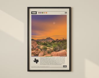 Puede incluir: Un póster enmarcado con una imagen escénica de un paisaje rocoso bajo un cielo de puesta de sol. El póster presenta el estado de Texas delineado en blanco con el texto "Texas" y "The Lone Star State" en negro. El póster también incluye una paleta de colores y el texto "USA" en la esquina superior derecha.