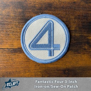 Può includere: Una toppa ricamata bianca e blu con il numero "4" in un cerchio. La toppa ha un diametro di 7,6 cm ed è progettata per essere stirata o cucita su un tessuto.