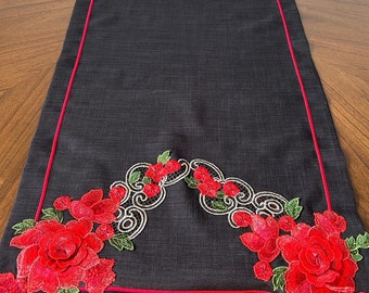 Camino de mesa de lino hecho a mano: negro con aplique de rosa roja