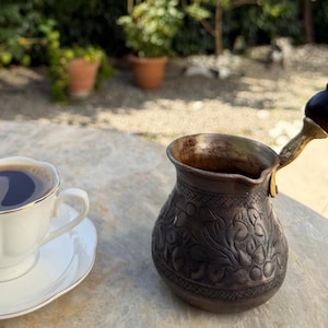 Cafetera de cobre oxidado grabada, cafetera tradicional hecha a mano
