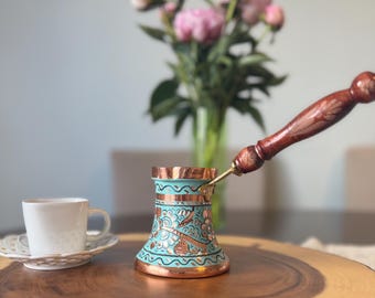 Caffettiera in rame incisa a mano, tradizionale cezve, decorazione per la casa dipinta.