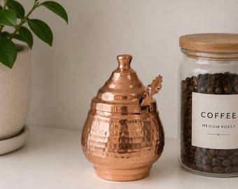 Kleine koperen snoepkom met deksel en lepel, gehamerd, met de hand gehamerd keukendecor