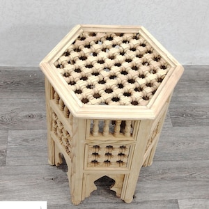 Handgeschnitzter marokkanischer Atlas-Holz-Beistelltisch: Geometrischer Mashrabiya-Design-Akzenttisch