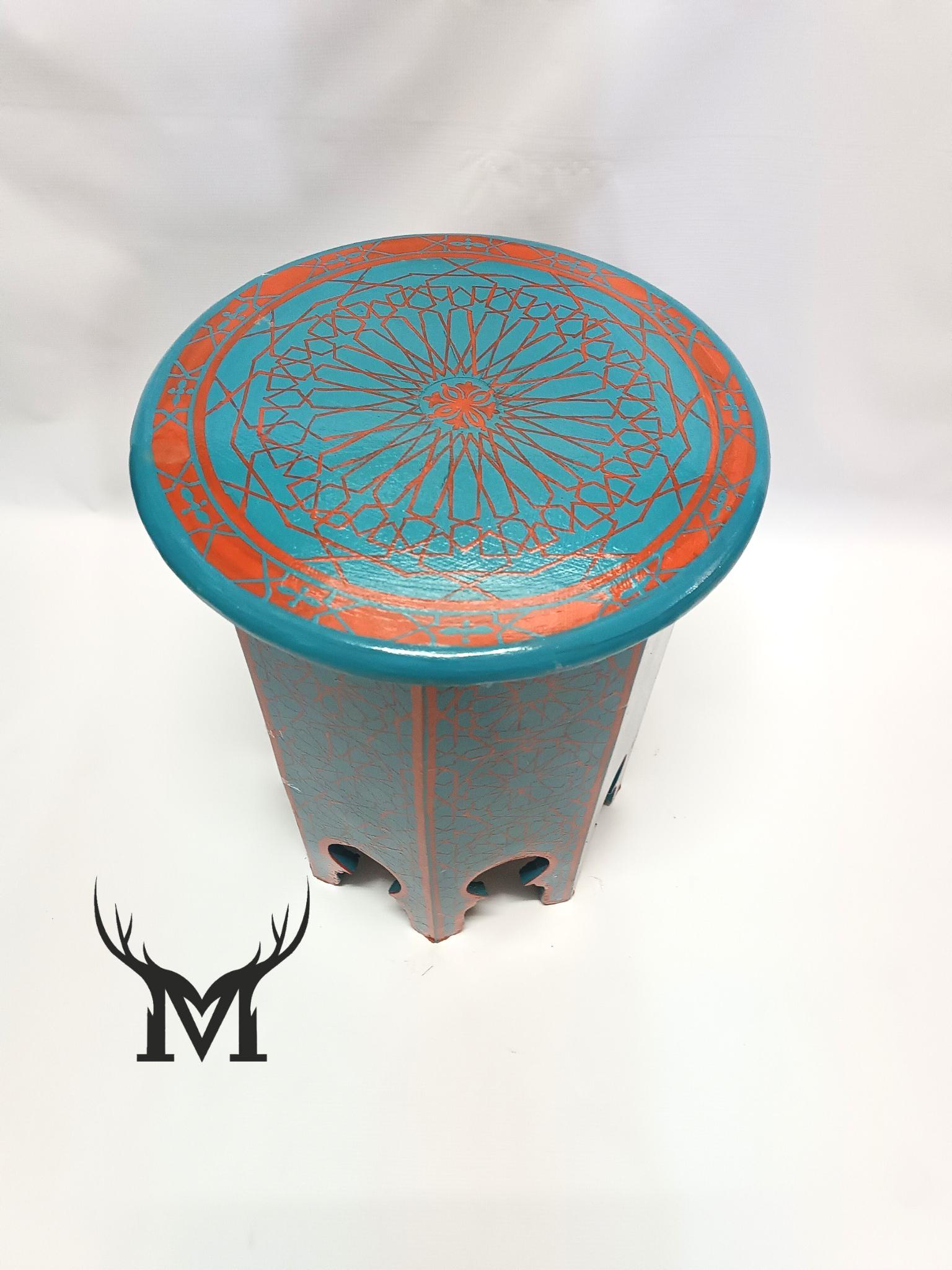 ブルーモロッコサイドテーブル - 手描きの素朴な木製アクセント