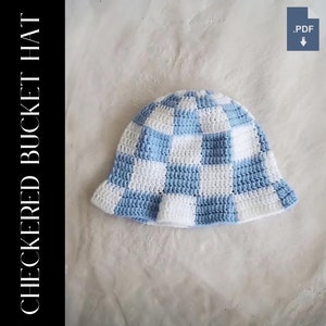 Könnte beinhalten: Ein blauer und weißer karierter Häkel-Bucket-Hut.