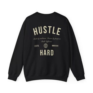 Hustle Hard Crew Neck Sweatshirt | Motiverande Typografi Tröja