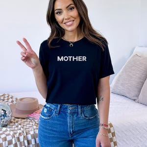 Camiseta minimalista para madres - Camiseta con mensaje de vida de mamá - Regalo para mamá - Camiseta para el día de la madre - Camiseta estética para mamás - Camiseta con diseño de letras sencillas - Camiseta moderna para mamás