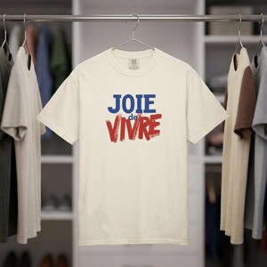 Camiseta Joie de Vivre / Camiseta con estampado de frase en francés, tipografía roja y azul imagen 1