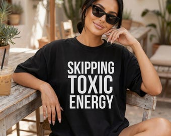 Camiseta "Evitando la Energía Tóxica" / Camiseta con texto blanco llamativo. Unisex