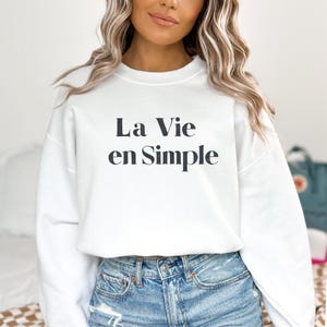 La Vie en Simple French Phrase Sweatshirt, Unisex Crewneck Jumper, French Quote Pullover, Minimalist Sweatshirt, Cozy Winter Sweater