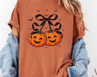 Chemise Halloween Comfort Colors©, T-shirt coquette citrouille cerises, T-shirt Halloween femme, Chemise citrouille tendance, Chemise saison effrayante