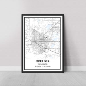Può includere: Stampa di una mappa di Boulder, Colorado in bianco e nero. La mappa mostra le strade e i punti di riferimento della città. Il testo "BOULDER COLORADO 40.0150° N / 105.2705° W" è stampato nella parte inferiore della mappa.