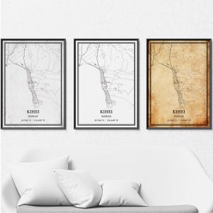 Puede incluir: Tres mapas enmarcados de Kihei, Hawái, con marcos negros. Dos mapas son en blanco y negro, y uno tiene un tono sepia. Cada mapa incluye el texto "KIHEI HAWAII" y coordenadas.