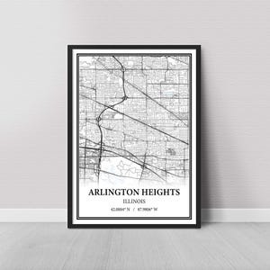 Könnte beinhalten: Ein gerahmter Schwarz-Weiß-Kartendruck von Arlington Heights, Illinois. Die Karte zeigt die Straßen und Autobahnen der Stadt. Der Text unten lautet "ARLINGTON HEIGHTS ILLINOIS" mit den Koordinaten 42.0884° N / 87.9806° W.
