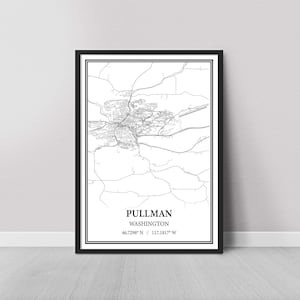 Könnte beinhalten: Ein gerahmter Schwarz-Weiß-Kartendruck von Pullman, Washington. Die Karte zeigt die Anordnung der Stadt mit Straßen und Gebäuden. Der Text "PULLMAN WASHINGTON" ist unten zentriert, mit den Koordinaten 46,7298° N / 117,1817° W darunter.