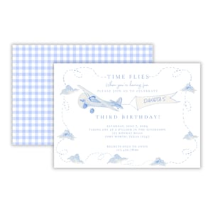 Puede incluir: Invitaci&oacute;n de cumplea&ntilde;os azul y blanco con un avi&oacute;n y un fondo a cuadros. La invitaci&oacute;n dice "Time Flies When You're Having Fun" y "Please Join Us To Celebrate Dakota's Third Birthday!" La invitaci&oacute;n tambi&eacute;n incluye la fecha, la hora y la ubicaci&oacute;n de la fiesta.