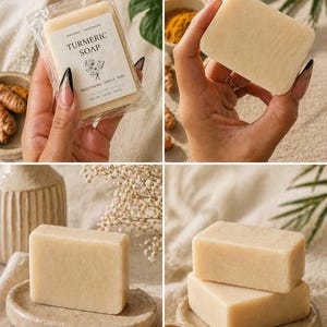 Puede incluir: Una colección de barras de jabón de cúrcuma. Una barra está empaquetada y etiquetada como "Turmeric Soap". El jabón es de color beige claro. La imagen también muestra raíz y polvo de cúrcuma.