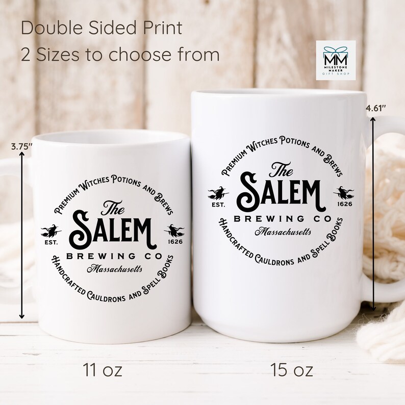 Puede incluir: Taza de cer&aacute;mica blanca con un gr&aacute;fico en blanco y negro de un caldero de bruja y el texto "The Salem Brewing Co. Est. 1626 Massachusetts Handcrafted Cauldrons and Spell Books" en un c&iacute;rculo. La taza est&aacute; disponible en dos tama&ntilde;os: 11 oz y 15 oz.