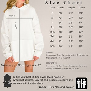 Op de afbeelding: Maattabel voor een witte hoodie met afmetingen in inches voor breedte, lengte en mouwlengte. De tabel toont maten van S tot 5XL. De tekst "Unisex - Fits Men and Women" staat onderaan de tabel.
