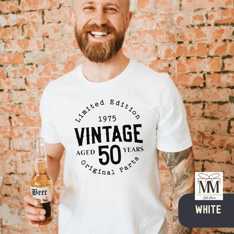Peut inclure: T-shirt blanc avec un graphique circulaire noir qui dit "&Eacute;dition limit&eacute;e 1975 Vintage &Acirc;g&eacute; de 50 ans Pi&egrave;ces d'origine".