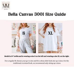 以下が含まれることがあります： Bella Canvas 3001 Tシャツのサイズガイドです。モデルは左にサイズ8、右にサイズXLを着用しています。テキストには、「モデルは身長163cm、体重54kgで、左にサイズ8、右にサイズXLを着用しています。通常のフィット感を求める場合は、普段通りのサイズを選んでください。ワンピースのようなルックにする場合は、3サイズ上のサイズを選んでください。伝統的なオーバーサイズルックにする場合は、2サイズ上のサイズを選ぶことをお勧めします。」と記載されています。