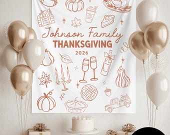 Op de afbeelding: Een witte stoffen achtergrond met koperkleurige lijntekeningen van Thanksgiving-iconen zoals een kalkoen, pompoenen, een truck en drankjes. De tekst luidt Johnson Family THANKSGIVING 2026. Het doek is omringd door trossen metallic gouden ballonnen.