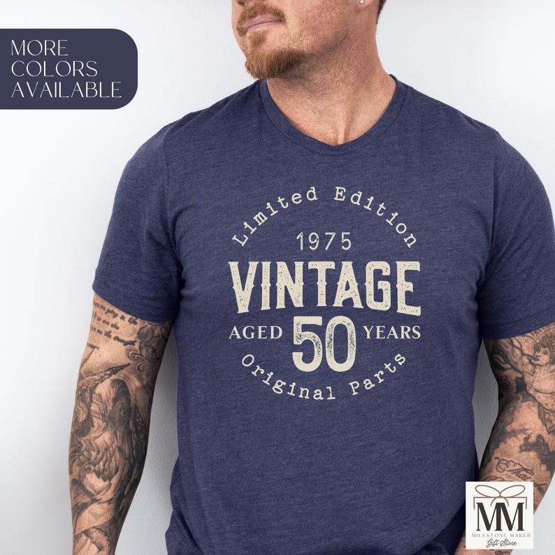 Peut inclure: Un t-shirt bleu marine avec un graphisme vintage qui dit "&Eacute;dition limit&eacute;e 1975 Vintage Vieilli de 50 ans Pi&egrave;ces d'origine".