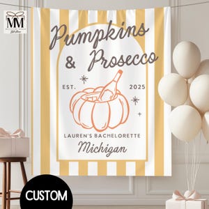 Puede incluir: Un telón de fondo personalizado para una fiesta con temática de calabazas y Prosecco. El diseño presenta una calabaza con una botella de Prosecco, el texto "Pumpkins & Prosecco" y "Lauren's Bachelorette Michigan". El telón de fondo tiene rayas verticales amarillas y blancas.