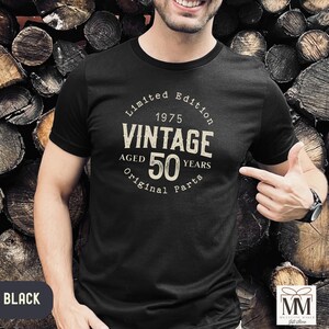 Peut inclure: T-shirt noir avec un design vintage. Le texte indique "&Eacute;dition limit&eacute;e 1975 Vintage &Acirc;g&eacute; de 50 ans Pi&egrave;ces d'origine".