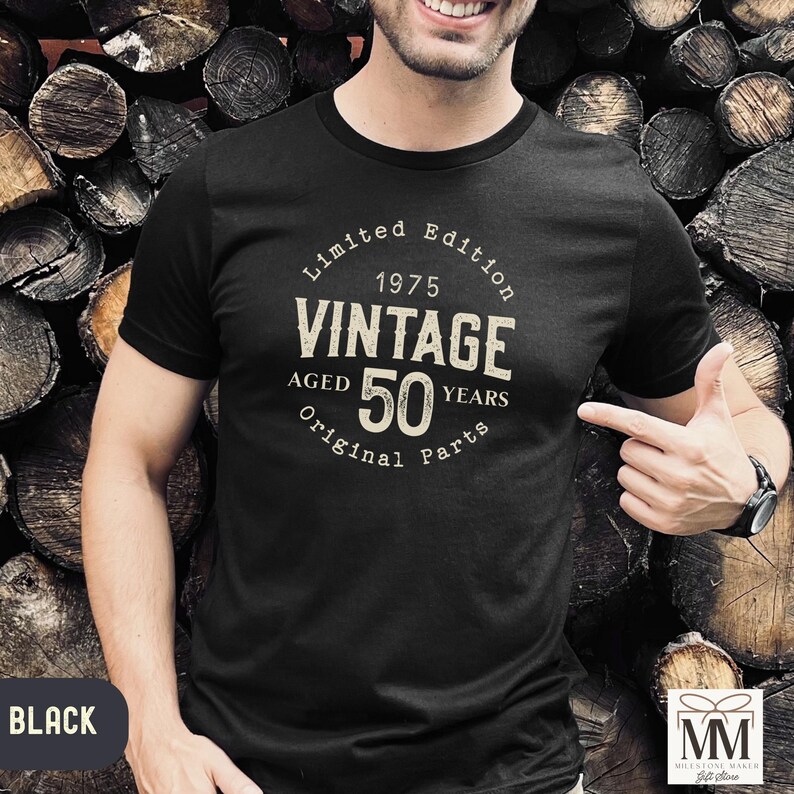 Peut inclure: T-shirt noir avec un design vintage. Le texte indique "&Eacute;dition limit&eacute;e 1975 Vintage &Acirc;g&eacute; de 50 ans Pi&egrave;ces d'origine".