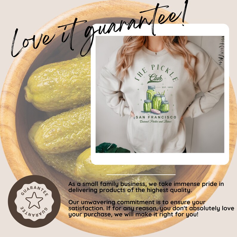 Puede incluir: Una sudadera crema con un gr&aacute;fico verde de frascos de pepinillos y el texto "THE PICKLE CLUB SAN FRANCISCO". La imagen tambi&eacute;n presenta un cuenco de madera lleno de pepinillos.