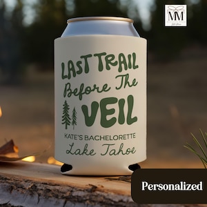 Glacières de camping personnalisées pour EVJF, Glacière skinny Camp Bach Party, Cadeau nuptiale pour randonnée en montagne, Lac, Doodle Campfire Slim Coozie